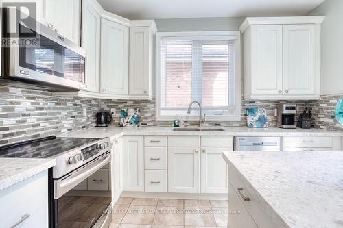 2190 Woodglen Crescent, Burlington, ON - Indoor Photo Showing Kitchen With Upgraded Kitchen