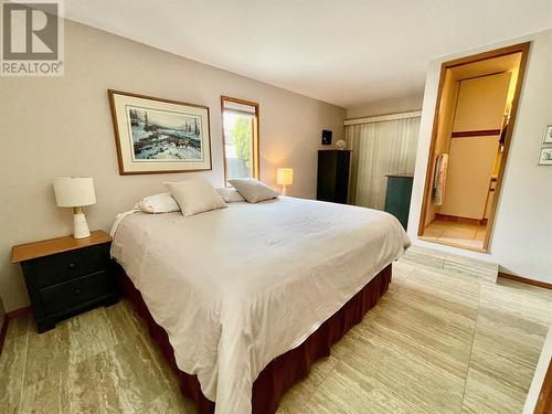 8965 Swanshore Road, Swansea Point, BC - Indoor Photo Showing Bedroom