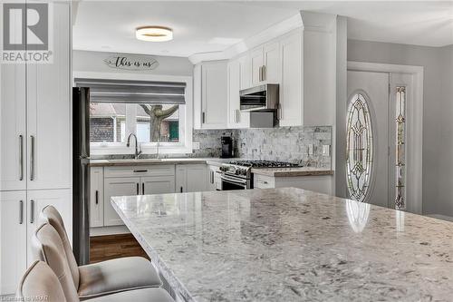 318 Roxton Drive, Waterloo, ON - Indoor Photo Showing Kitchen With Upgraded Kitchen