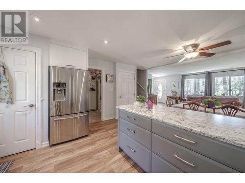 4875 Gloinnzun Drive, 108 Mile Ranch, BC - Indoor Photo Showing Kitchen