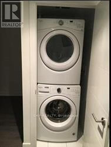 1135 - 525 Adelaide Street W, Toronto, ON - Indoor Photo Showing Laundry Room