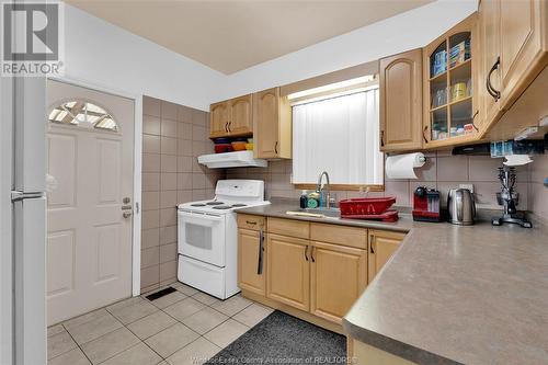 740 Moy, Windsor, ON - Indoor Photo Showing Kitchen