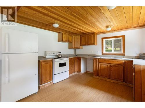 1538 Creighton Valley Road, Lumby, BC - Indoor Photo Showing Kitchen