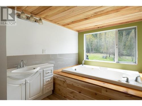 1538 Creighton Valley Road, Lumby, BC - Indoor Photo Showing Bathroom