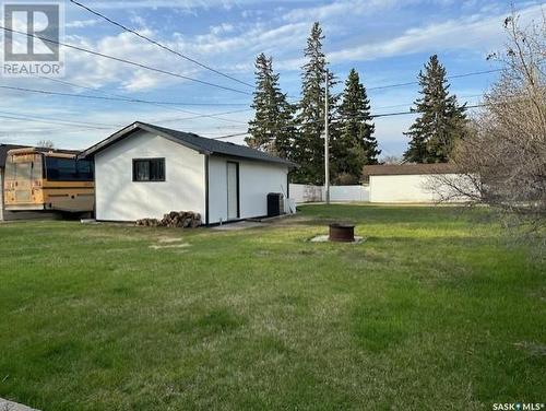 325 8Th Avenue W, Melville, SK - Outdoor