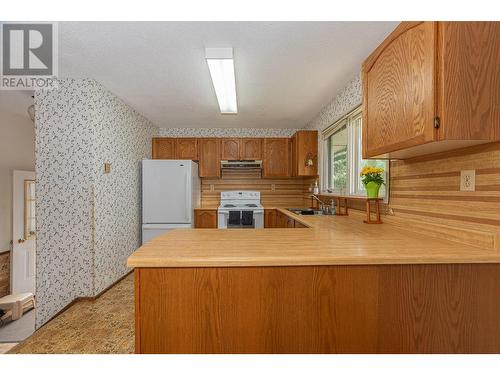 2710 Tranquil Place, Blind Bay, BC - Indoor Photo Showing Kitchen