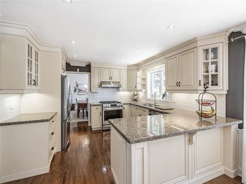 2100 Salisbury Court, Burlington, ON - Indoor Photo Showing Kitchen With Stainless Steel Kitchen With Upgraded Kitchen
