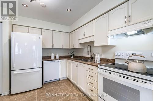 769 Angler Way, Waterloo, ON - Indoor Photo Showing Kitchen With Double Sink