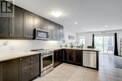 95 Woodedge Circle, Kitchener, ON - Indoor Photo Showing Kitchen With Upgraded Kitchen