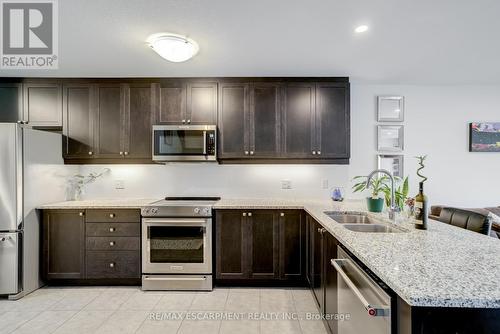 95 Woodedge Circle, Kitchener, ON - Indoor Photo Showing Kitchen With Double Sink