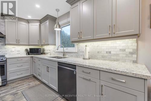 5617 7 Line N, Oro-Medonte, ON - Indoor Photo Showing Kitchen With Upgraded Kitchen