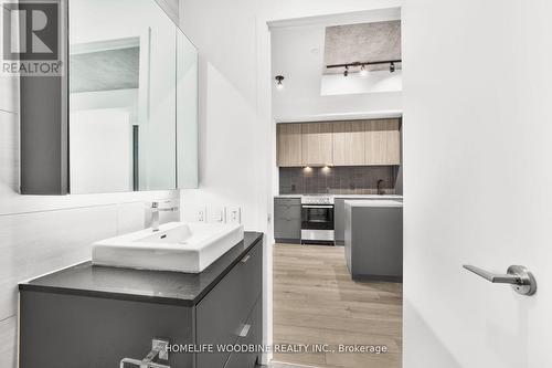 210 - 7 Smith Crescent, Toronto, ON - Indoor Photo Showing Bathroom