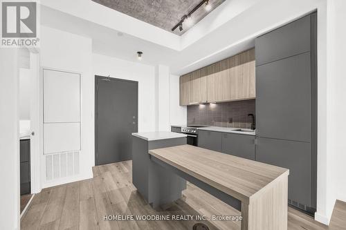 210 - 7 Smith Crescent, Toronto, ON - Indoor Photo Showing Kitchen