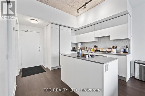 810 - 2720 Dundas Street W, Toronto, ON - Indoor Photo Showing Kitchen
