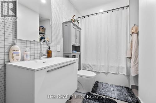 810 - 2720 Dundas Street W, Toronto, ON - Indoor Photo Showing Bathroom