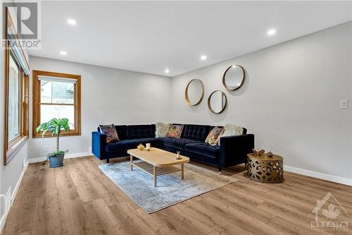345 Cunningham Avenue, Ottawa, ON - Indoor Photo Showing Living Room