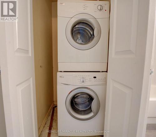1405 - 325 Webb Drive, Mississauga, ON - Indoor Photo Showing Laundry Room