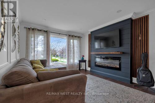 3573 Epworth Lane, Mississauga, ON - Indoor Photo Showing Living Room With Fireplace