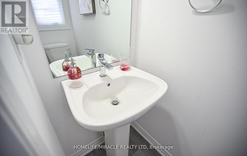 32 Bellhouse Avenue, Brantford, ON - Indoor Photo Showing Bathroom