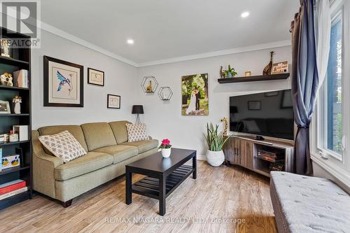 146 Gadsby Avenue, Welland, ON - Indoor Photo Showing Living Room