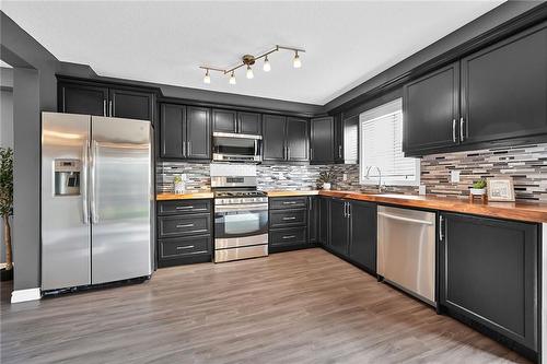 34 Hudson Drive, Cayuga, ON - Indoor Photo Showing Kitchen With Upgraded Kitchen