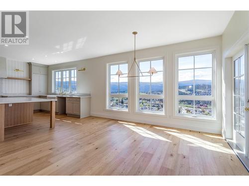 1561 Fairwood Lane, Kelowna, BC - Indoor Photo Showing Kitchen