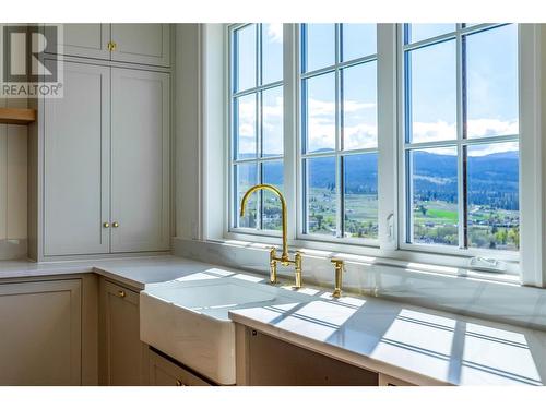 1561 Fairwood Lane, Kelowna, BC - Indoor Photo Showing Kitchen