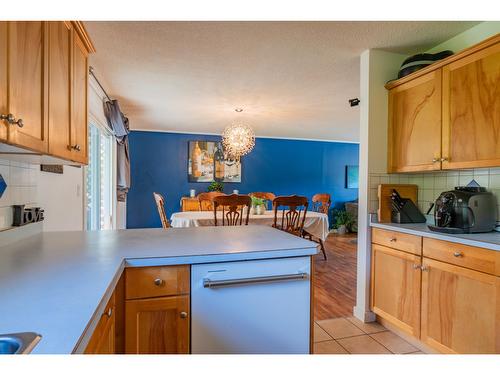1120 7Th Avenue, Castlegar, BC - Indoor Photo Showing Kitchen