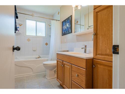 1120 7Th Avenue, Castlegar, BC - Indoor Photo Showing Bathroom