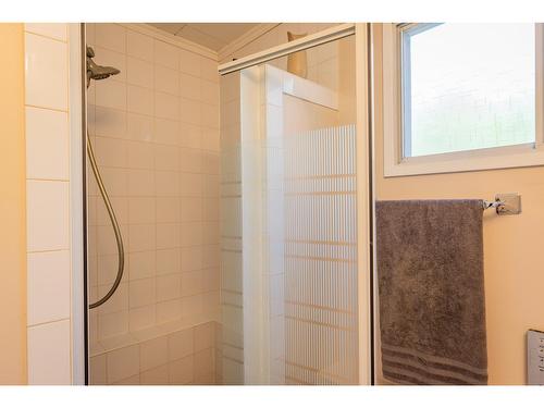 1120 7Th Avenue, Castlegar, BC - Indoor Photo Showing Bathroom