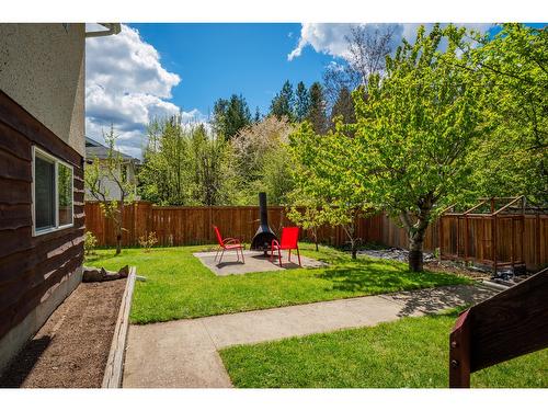 1120 7Th Avenue, Castlegar, BC - Outdoor With Backyard