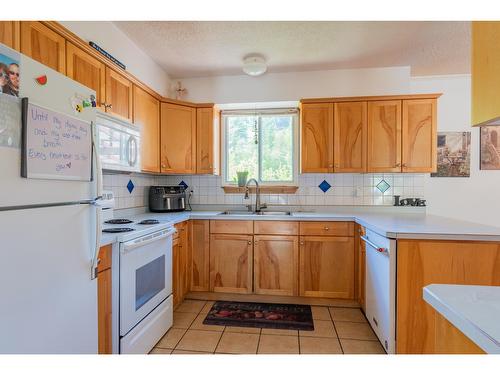 1120 7Th Avenue, Castlegar, BC - Indoor Photo Showing Kitchen With Double Sink