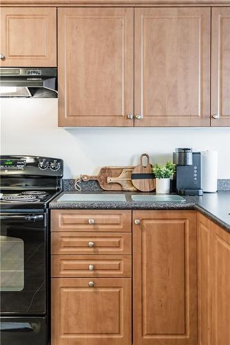 11 Newport Crescent, Hamilton, ON - Indoor Photo Showing Kitchen