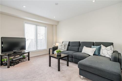 11 Newport Crescent, Hamilton, ON - Indoor Photo Showing Living Room