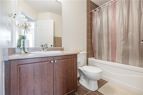 11 Newport Crescent, Hamilton, ON - Indoor Photo Showing Bathroom