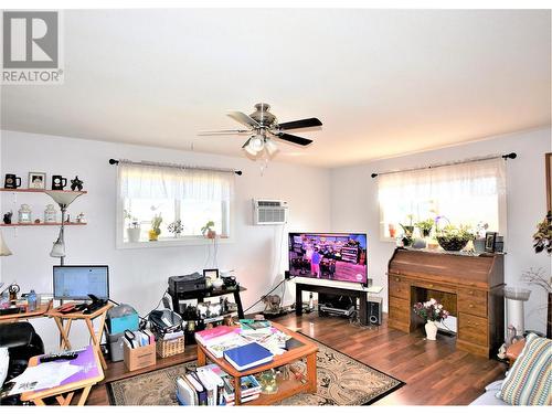 12477 Westside Road, Vernon, BC - Indoor Photo Showing Living Room