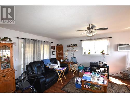 12477 Westside Road, Vernon, BC - Indoor Photo Showing Living Room