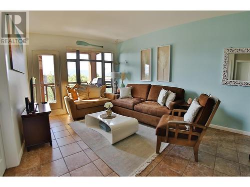 654 Cook Road Unit# 416, Kelowna, BC - Indoor Photo Showing Living Room