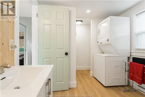 67 Third Ave, Pointe Du Chene, NB - Indoor Photo Showing Laundry Room