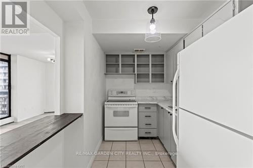 1704 - 150 Charlton Avenue E, Hamilton, ON - Indoor Photo Showing Kitchen