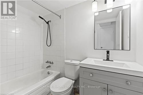 1704 - 150 Charlton Avenue E, Hamilton, ON - Indoor Photo Showing Bathroom