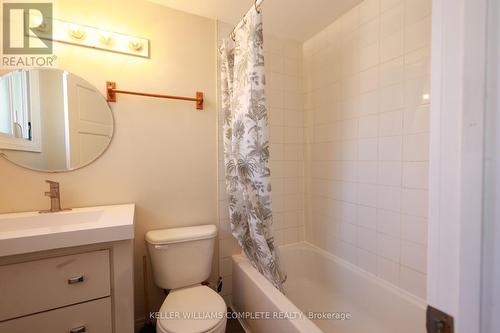125 Sanford Avenue N, Hamilton, ON - Indoor Photo Showing Bathroom