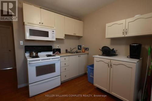 125 Sanford Avenue N, Hamilton, ON - Indoor Photo Showing Kitchen