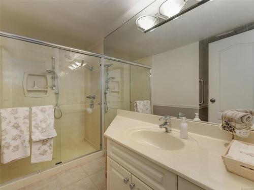 6-9901 Third St, Sidney, BC - Indoor Photo Showing Bathroom