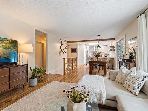 2720 Labieux Rd, Nanaimo, BC - Indoor Photo Showing Living Room