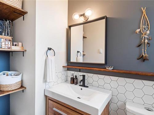 2720 Labieux Rd, Nanaimo, BC - Indoor Photo Showing Bathroom