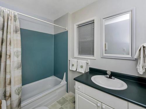 971 Sluggett Rd, Central Saanich, BC - Indoor Photo Showing Bathroom