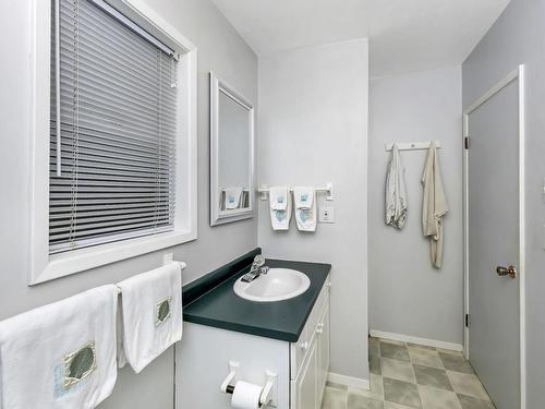 971 Sluggett Rd, Central Saanich, BC - Indoor Photo Showing Bathroom