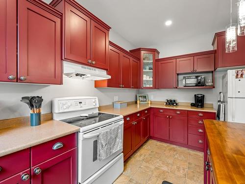 560 Hilchey Rd, Campbell River, BC - Indoor Photo Showing Kitchen