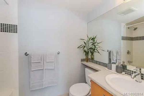 1804-751 Fairfield Rd, Victoria, BC - Indoor Photo Showing Bathroom